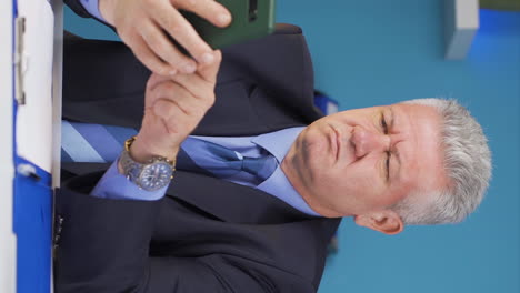 Vertical-video-of-Businessman-suffering-from-phone-signals-and-transmitter-issues.
